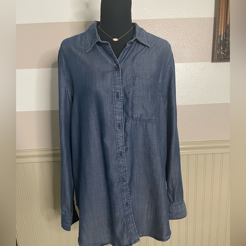 Liz Claiborne women's long-sleeve chambray button-down shirt.Size Large
